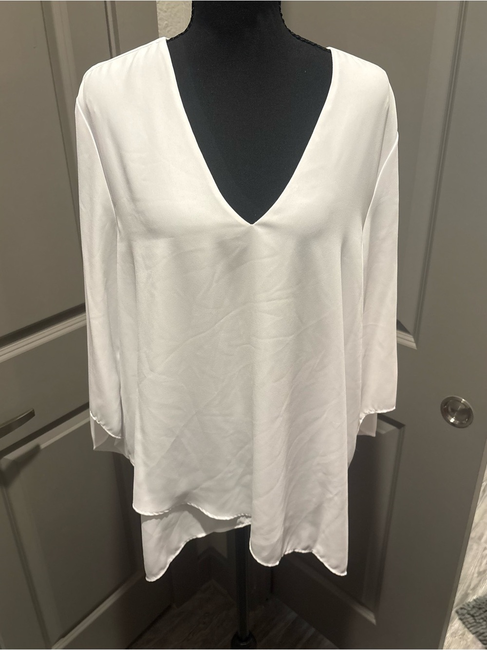 Karen Kane White V-Neck Long Sleeve Tunic